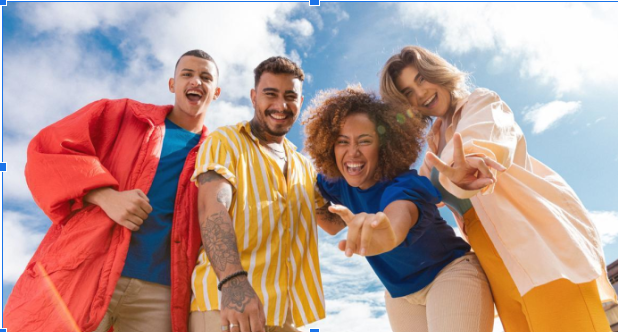 Grupa szczęśliwych ludzi